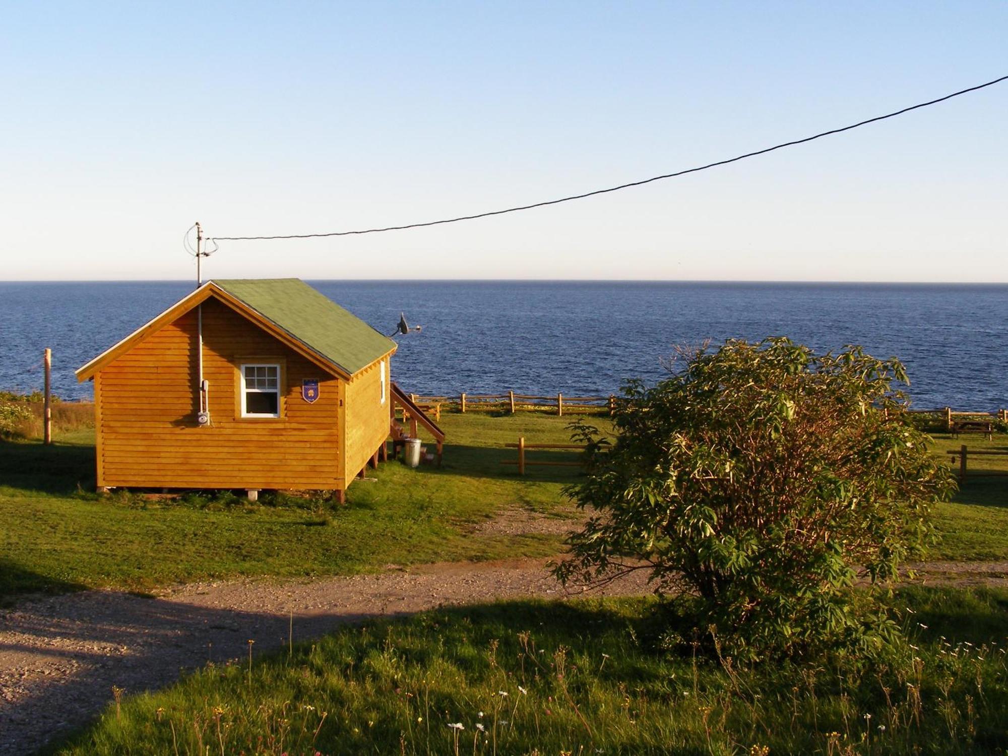Les Chalets Brise-De-Mer Sainte-Therese-de-Gaspe Exterior photo