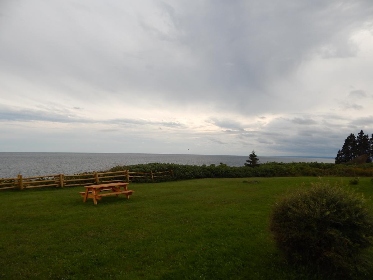 Les Chalets Brise-De-Mer Sainte-Therese-de-Gaspe Exterior photo